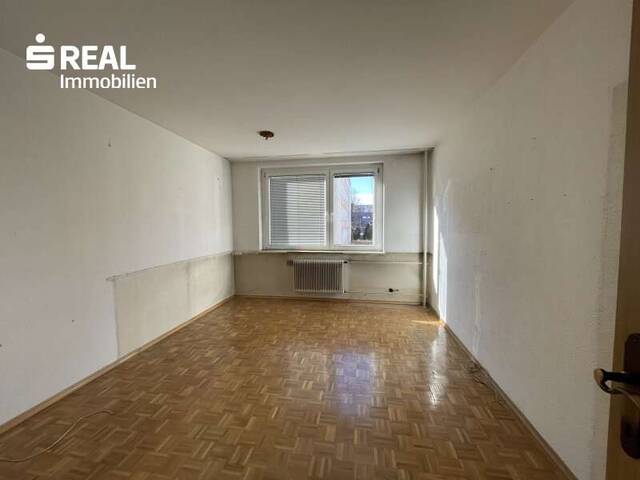 Immobilie in Salzburg - Sanierungsbedürftige Wohnung mit guter Raumaufteilung und viel Gestaltungspotenzial. - Bild 0