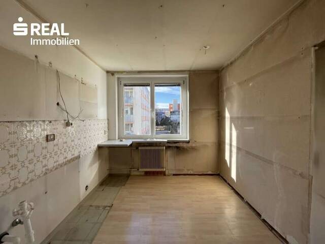 Immobilie in Salzburg - Sanierungsbedürftige Wohnung mit guter Raumaufteilung und viel Gestaltungspotenzial. - Bild 1