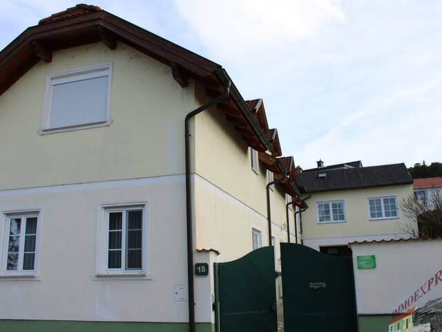 Immobilie in Mannersdorf am Leithagebirge - Sehr gut gelegenes Zweifamilienhaus in Mannersdorf zum Teil im Innenbereich bei 1 Wohneinheit sanierungsbedürftig - Bild 0