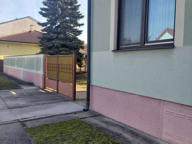 Immobilie in Pama - 2422 Pama - Einfamilienhaus mit Einstellhalle - Bild 1