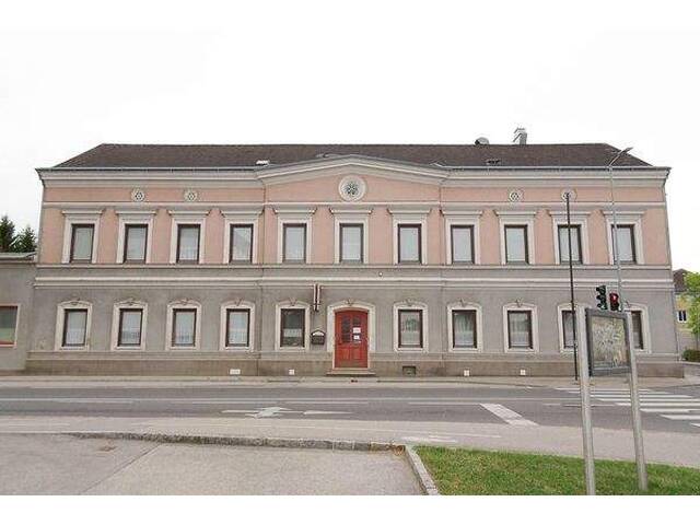 Immobilie in Amstetten - Bürgerwohnhaus mit Gastronomie und 2.064 m² Grund in Zentrumslage - Bild 0