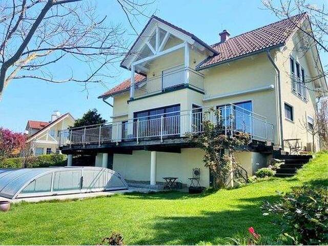 Immobilie in Klöch - Luxuriöses Einfamilienhaus, Doppelgarage, liebevolle Gartengestaltung mit Pool in Aussichtslage - Bild 0