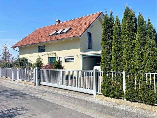 Immobilie in Klöch - Luxuriöses Einfamilienhaus, Doppelgarage, liebevolle Gartengestaltung mit Pool in Aussichtslage - Bild 2