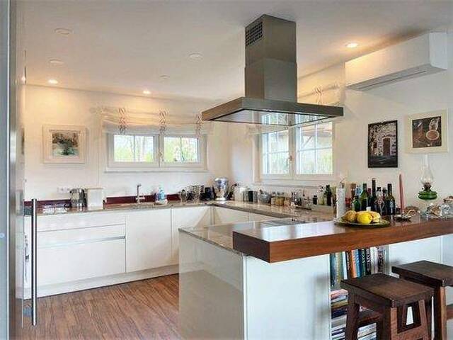 Immobilie in Klöch - Luxuriöses Einfamilienhaus, Doppelgarage, liebevolle Gartengestaltung mit Pool in Aussichtslage - Bild 3