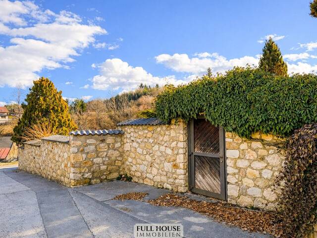 Immobilie in Villach - **Sanierungsbedürftige Gartenwohnung mit ca. 390 m² Eigengarten & separatem Zugang** - Bild 0