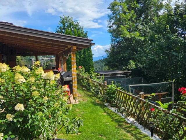Immobilie in Agsdorf - ruhiges 2 Fam. Wohnhaus + 1 HA Grund LW + Quelle in Feldkirchen / St. Urban : 5 Zimmer, Garten, Balkone, PV, tolle Aussicht ! 1 HA LW Wiese für Tierhaltung Pferde, mit kleinem Stall für Schafe, Ziegen, Hühner - Bild 1