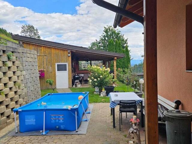 Immobilie in Agsdorf - ruhiges 2 Fam. Wohnhaus + 1 HA Grund LW + Quelle in Feldkirchen / St. Urban : 5 Zimmer, Garten, Balkone, PV, tolle Aussicht ! 1 HA LW Wiese für Tierhaltung Pferde, mit kleinem Stall für Schafe, Ziegen, Hühner - Bild 2