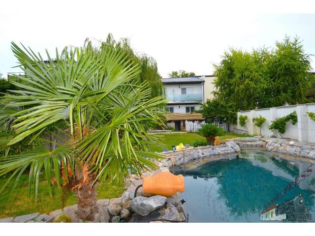 Immobilie in Podersdorf am See - Teilvermietetes Anlageobjekt/Mehrfamilienhaus - SANIERT - 6 Wohneinheiten - 137,53 m² Garage - ERSTE SEEREIHE - Bild 1