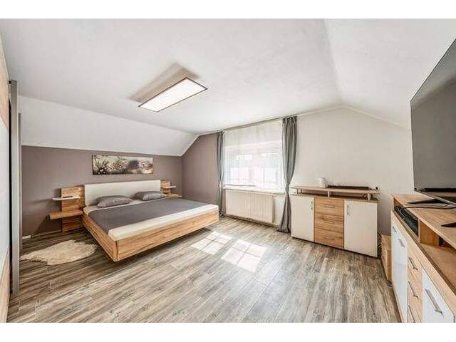 Immobilie in Munderfing - SANIERUNGSBEDÜRFTIGES EINFAMILIENHAUS MIT 3 GARAGENSTELLPLÄTZEN IN MUNDERFING - Bild 1