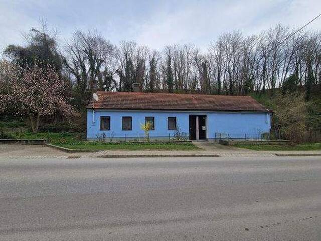 Immobilie in Stetteldorf am Wagram - SANIERUNGSBEDÜRFTIGES LANDHAUS MIT KLEINEM HOLZSCHUPPEN UND RUHIGEM INNENHOF AN DER WAGRAMKANTE MIT KLEINEM WEINKELLER FÜR 1-2 PERSONEN - Bild 0