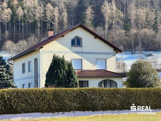 Immobilie in Micheldorf - Großzügiges Haus mit 3 Wohnungen, 2 Terrassen und Garagen auf großem Grundstück in Micheldorf - Bild 1