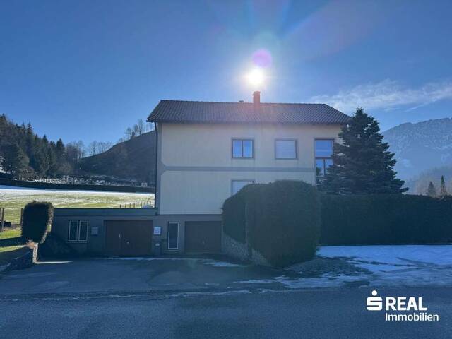 Immobilie in Micheldorf - Großzügiges Haus mit 3 Wohnungen, 2 Terrassen und Garagen auf großem Grundstück in Micheldorf - Bild 2