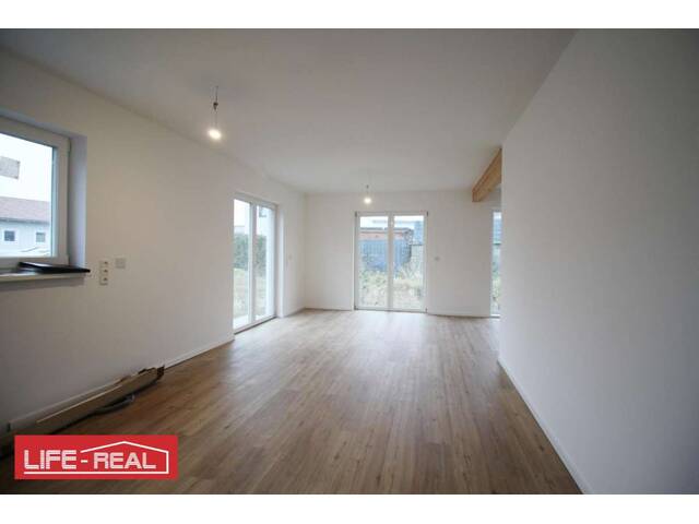 Immobilie in Altschwendt - Schlüsselfertiges Neubau-Holzriegelhaus in ruhiger Waldrandlage - Großzügiges Grundstück inklusive - Bild 1