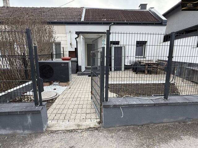 Immobilie in Moosbrunn - Modernisiertes 4-Zi-Reihenhaus in ruhiger Lage – 2440 Moosbrunn mit Fußbodenheizung, Luftwärmepumpe! - Bild 1