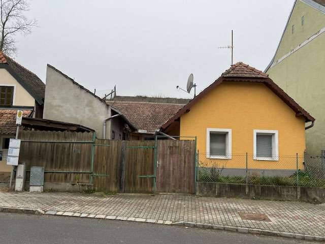 Immobilie in Loosdorf - In Loosdorf, nur etwa 15 Kilometer von Mistelbach entfernt, steht ein charmantes, kleines Wohnhaus zum Verkauf - Bild 0