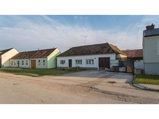 Immobilie in Stronsdorf - Weinviertler Bauernhaus in Ruhelage - rund 1.900 m² Grundstück mit viel Gestaltungsspielraum - Bild 1