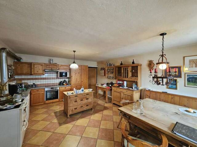 Immobilie in Nikolsdorf - Gepflegtes Landhaus mit insgesamt 5 Wohnungen - Bild 1