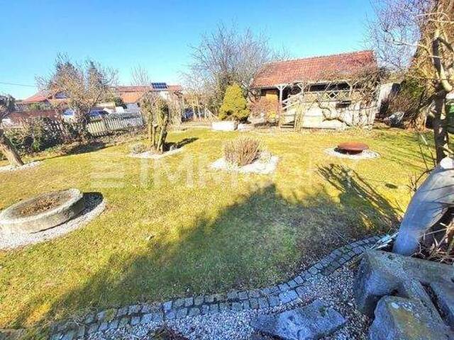 Immobilie in Hofkirchen im Traunkreis - Kleingartenhaus auf Doppelparzelle mit Gartenanlage und Schwimmteich! - Bild 0