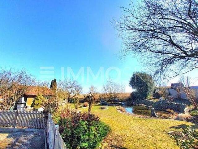 Immobilie in Hofkirchen im Traunkreis - Kleingartenhaus auf Doppelparzelle mit Gartenanlage und Schwimmteich! - Bild 1