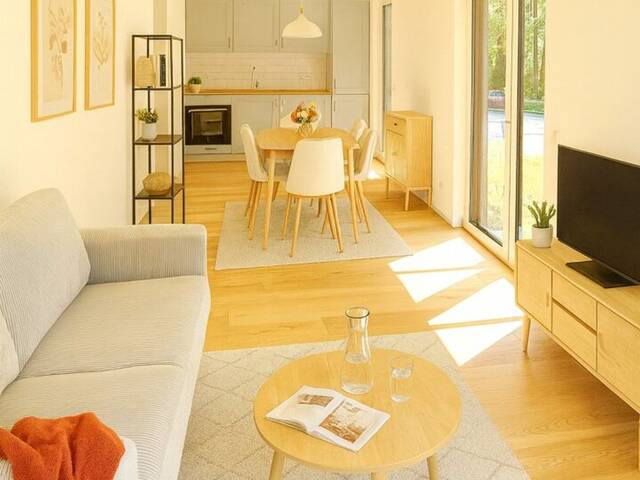 Immobilie in Kaltenleutgeben - FRÜHJAHRSAKTION! Barfuß ins Gras. Direkt vom Wohnzimmer aus. Den Sommer bereits im eigenen Garten verbringen! TOP Neubauwohnung mit viel Freiraum! 3 Zimmer + Grün wohin das Auge reicht + Luftwärmepumpe! - Bild 1