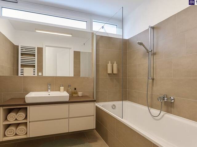 Immobilie in Kaltenleutgeben - FRÜHJAHRSAKTION! Barfuß ins Gras. Direkt vom Wohnzimmer aus. Den Sommer bereits im eigenen Garten verbringen! TOP Neubauwohnung mit viel Freiraum! 3 Zimmer + Grün wohin das Auge reicht + Luftwärmepumpe! - Bild 2