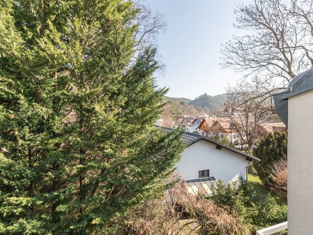 Immobilie in Hinterbrühl - Dachgeschoss-Garconniere mit Loggia in Top-Grünruhelage, Traum-Fernsicht - Bild 0