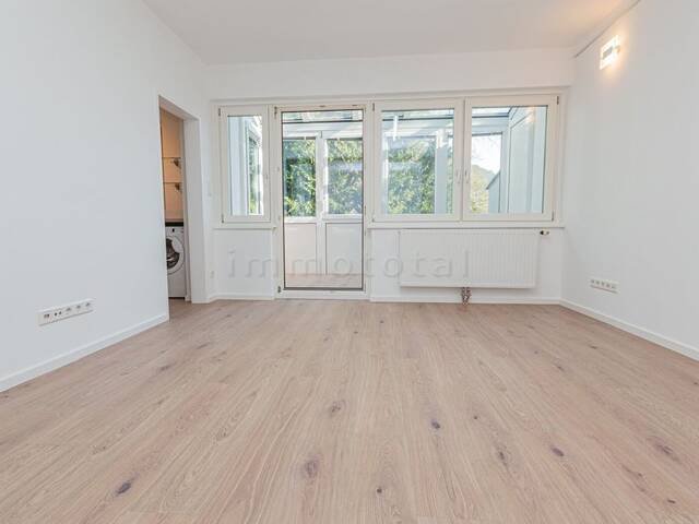 Immobilie in Hinterbrühl - Dachgeschoss-Garconniere mit Loggia in Top-Grünruhelage, Traum-Fernsicht - Bild 1