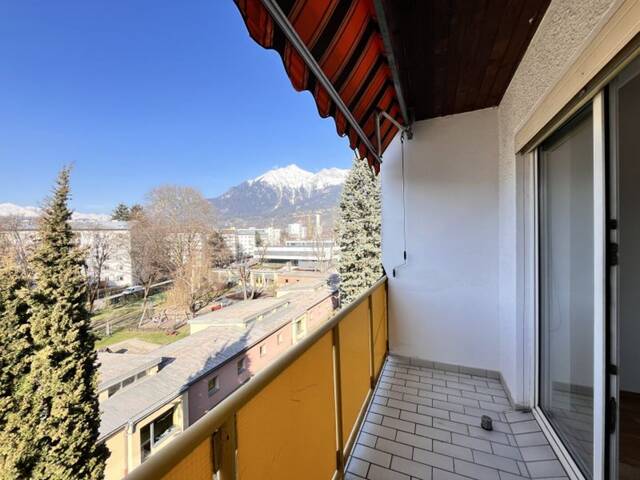 Immobilie in Innsbruck - wunderschöner Ausblick und Westbalkon - 2-Zimmernwohnung mit Sanierungsbedarf - gute Raumaufteilung! - Bild 0
