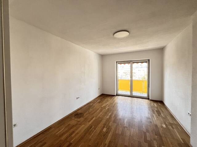 Immobilie in Innsbruck - wunderschöner Ausblick und Westbalkon - 2-Zimmernwohnung mit Sanierungsbedarf - gute Raumaufteilung! - Bild 1