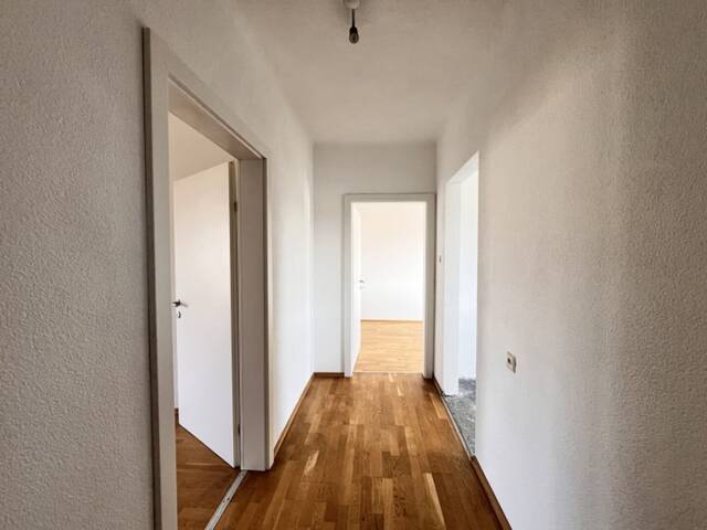 Immobilie in Innsbruck - wunderschöner Ausblick und Westbalkon - 2-Zimmernwohnung mit Sanierungsbedarf - gute Raumaufteilung! - Bild 2