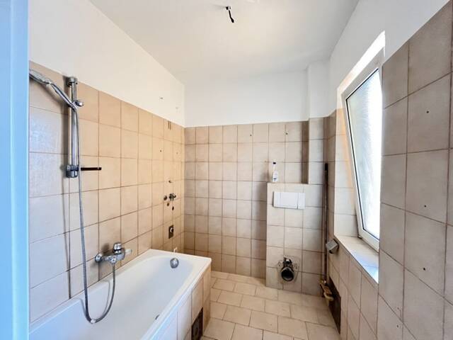 Immobilie in Innsbruck - wunderschöner Ausblick und Westbalkon - 2-Zimmernwohnung mit Sanierungsbedarf - gute Raumaufteilung! - Bild 3