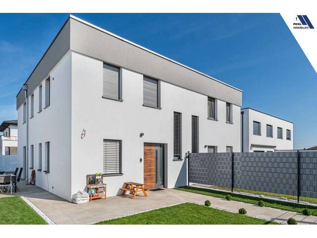 Immobilie in Hörsching - Neuwertige Doppelhaushälfte in Hörsching mit Pool, 3 Stellplätzen und hochwertiger Ausstattung - Bild 0