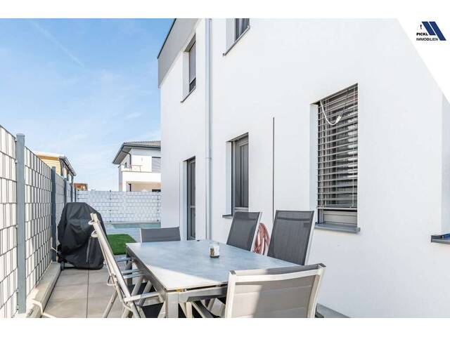 Immobilie in Hörsching - Neuwertige Doppelhaushälfte in Hörsching mit Pool, 3 Stellplätzen und hochwertiger Ausstattung - Bild 3