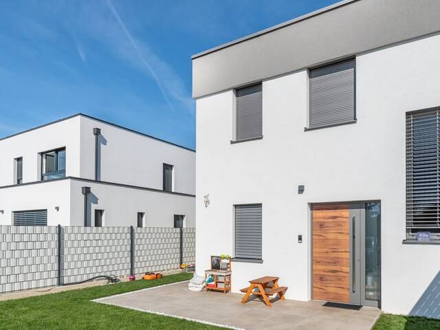 Immobilie in Hörsching - Neuwertige Doppelhaushälfte mit Pool, 3 Stellplätzen und hochwertiger Ausstattung - Bild 1
