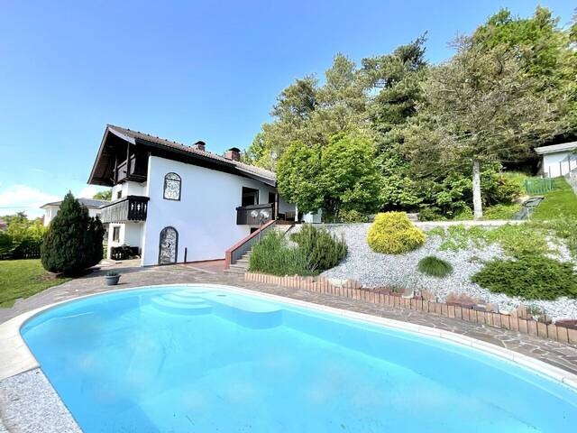 Immobilie in Schalchen bei Mattighofen - Edles Landhaus mit Pool am Waldrand in Hanglage mit Panoramablick - Bild 0