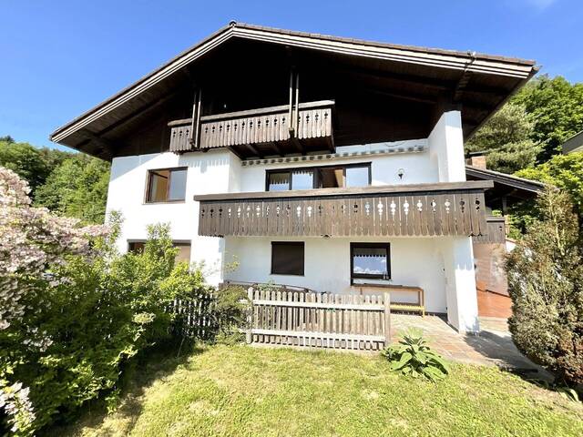 Immobilie in Schalchen bei Mattighofen - Edles Landhaus mit Pool am Waldrand in Hanglage mit Panoramablick - Bild 1