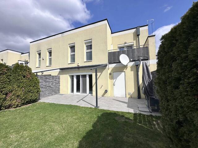 Immobilie in Münchendorf - Sonniges Eckreihenhaus mit Pool, Garage und Keller! - Bild 0