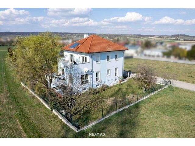 Immobilie in Enzersfeld im Weinviertel - Elegantes Einfamilienhaus mit vielen luxuriösen Extras in Enzersfeld - Bild 0