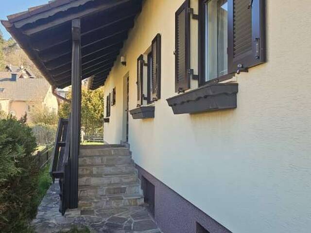 Immobilie in Klausen-Leopoldsdorf - GERÄUMIGES EINFAMILIENHAUS MIT TERRASSE, GARTEN UND GARAGE - Bild 2