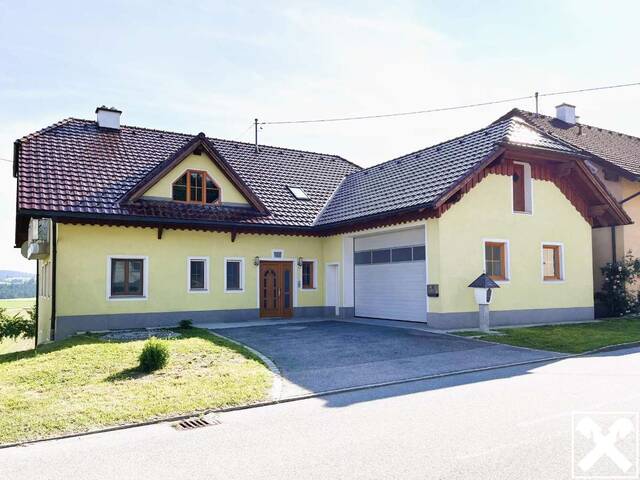 Immobilie in Nebelberg - Sofort bezugsbereites, großzügiges Wohnhaus mit Fernblick und großem Garten - Bild 0