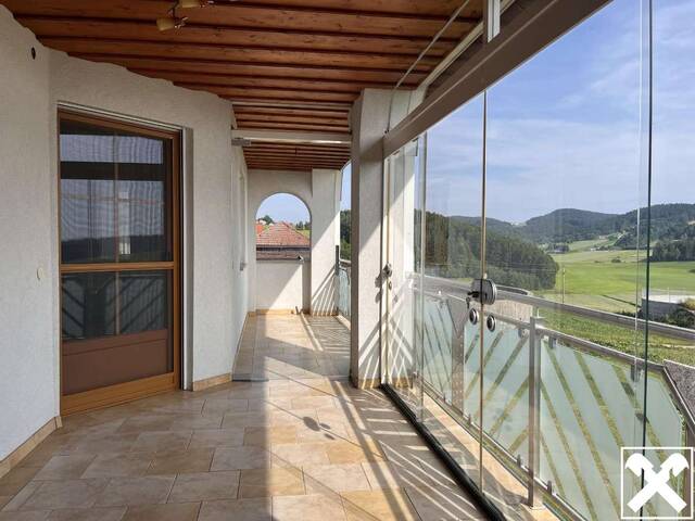 Immobilie in Nebelberg - Sofort bezugsbereites, großzügiges Wohnhaus mit Fernblick und großem Garten - Bild 2