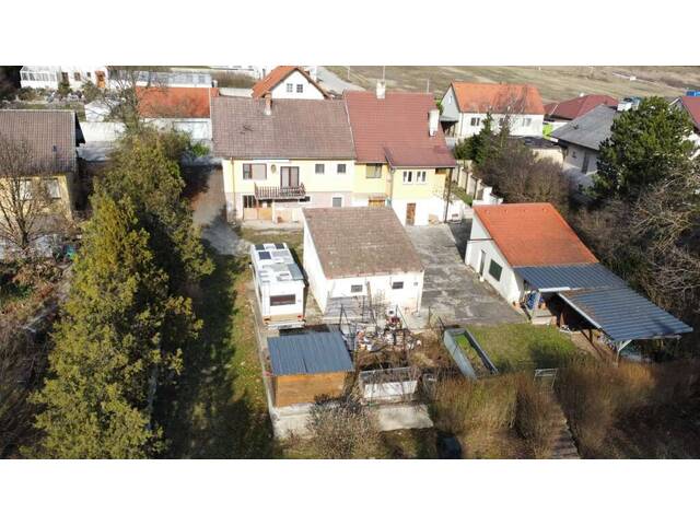 Immobilie in Breitenwaida - Zweifamilienhaus mit Potenzial in Breitenwaida: Großzügiges Sanierungsobjekt auf 1.997 m² Eigengrund! - Bild 0