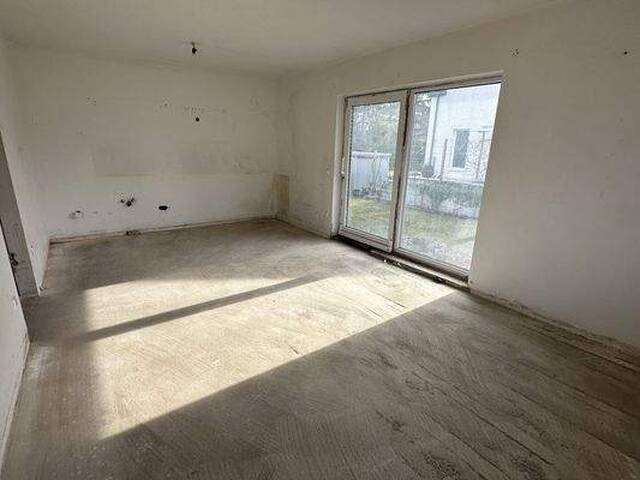 Immobilie in Felixdorf - attraktiver Bungalow in Felixdorf - rohbauähnlicher Zustand mit großem Potenzial, auf schönem Grundstück - Bild 1