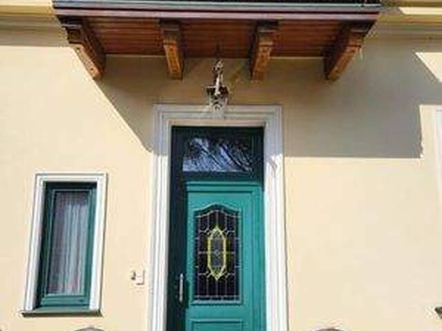 Immobilie in Gänserndorf - Charmante Villa mit weitläufigem Garten, Wintergarten & vielseitigen Wohnbereichen - Bild 2