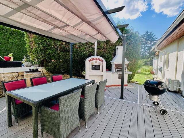 Immobilie in Siegendorf - Wunderschönes Familiendomizil mit viel Privatsphäre, Schwimmteich, Nebengebäude für Business / Praxis / Wohnen, Luftwärmepumpe und PV Anlage - Bild 2