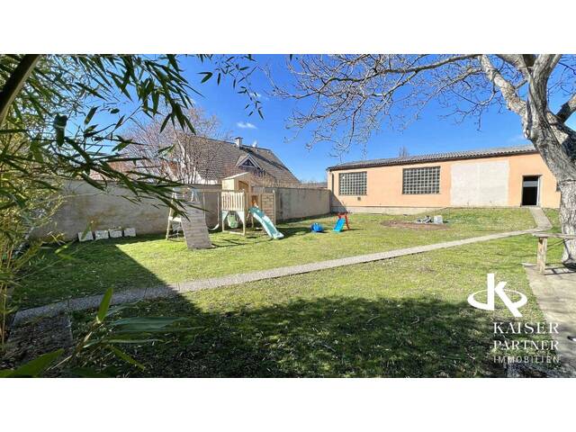 Immobilie in Sarasdorf - Geräumiges Familienhaus mit 3 Einheiten! Neurenovierte, moderne Wohnung, Büro, Einliegerwohnung, Garagen, Halle! - Bild 1