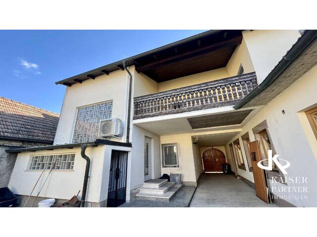 Immobilie in Sarasdorf - Geräumiges Familienhaus mit 3 Einheiten! Neurenovierte, moderne Wohnung, Büro, Einliegerwohnung, Garagen, Halle! - Bild 2