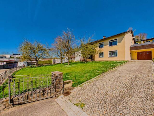 Immobilie in Grieskirchen - Charmantes Mehrfamilienhaus mit traumhaftem Gartenparadies in absoluter Bestlage von Grieskirchen - Bild 2