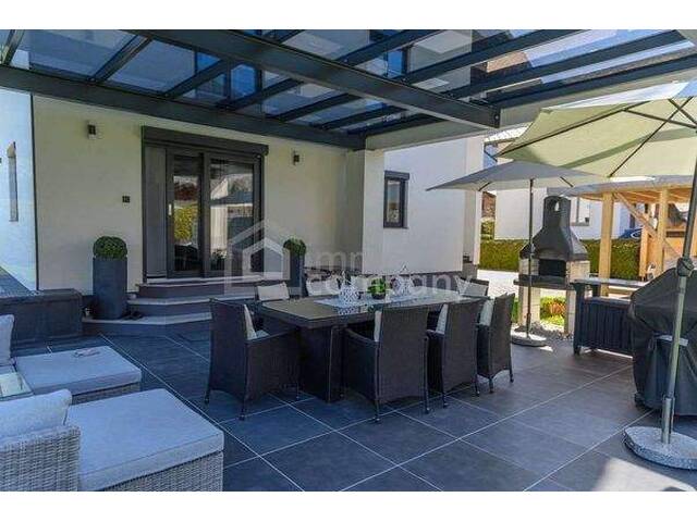 Immobilie in Ebensee - Sonniges 5-Zi-Haus 175m² Ebensee mit Terrasse, Loggia & Pool, Gebirgsblick, Top-Ausstattung in Ebensee - Wohnen im Salzkammergut - Bild 2