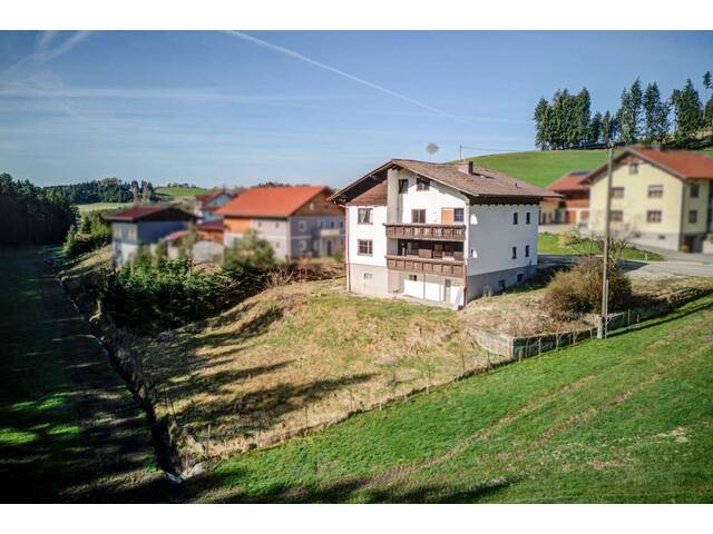 Immobilie in St. Johann am Walde - Sanierungsobjekt! Zweifamilienhaus in schöner Lage - Garten - Keller - ausgebauter Dachboden. - Bild 0